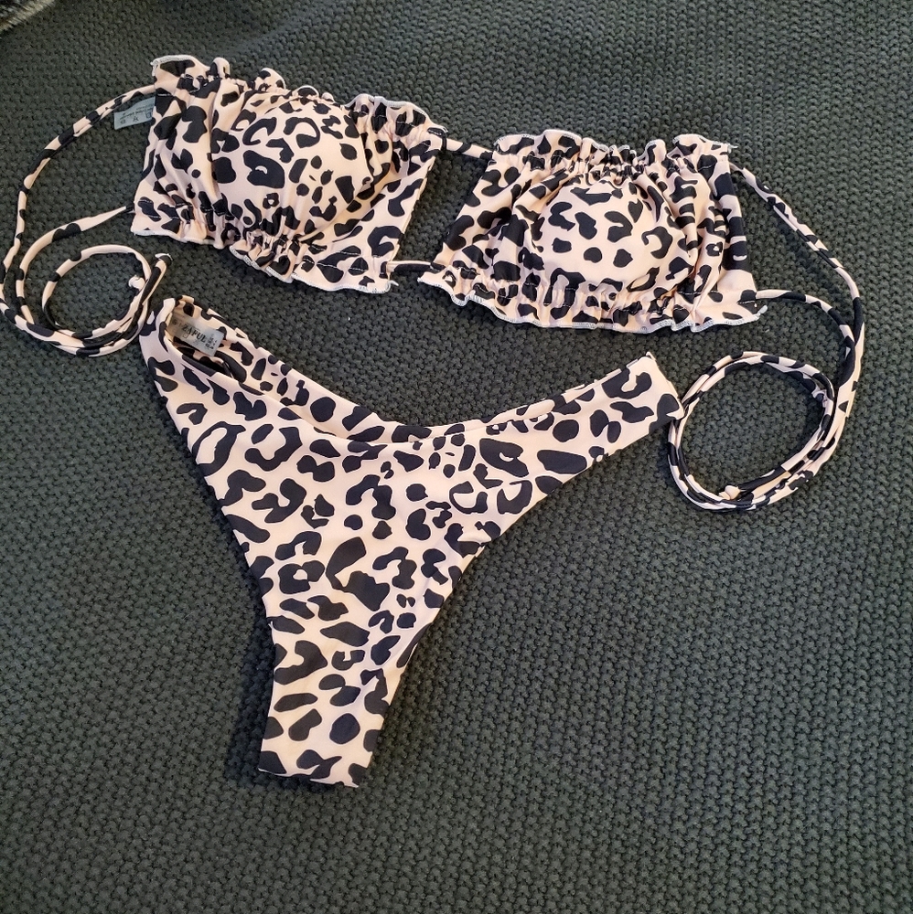 4 Bikinis - Picture 4 of 5